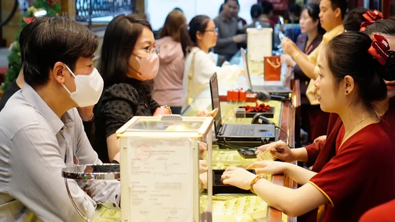 تراجع مفاجئ.. أسعار الذهب العالمية تفقد 425 دولاراً من قيمة الأونصة في الأسواق